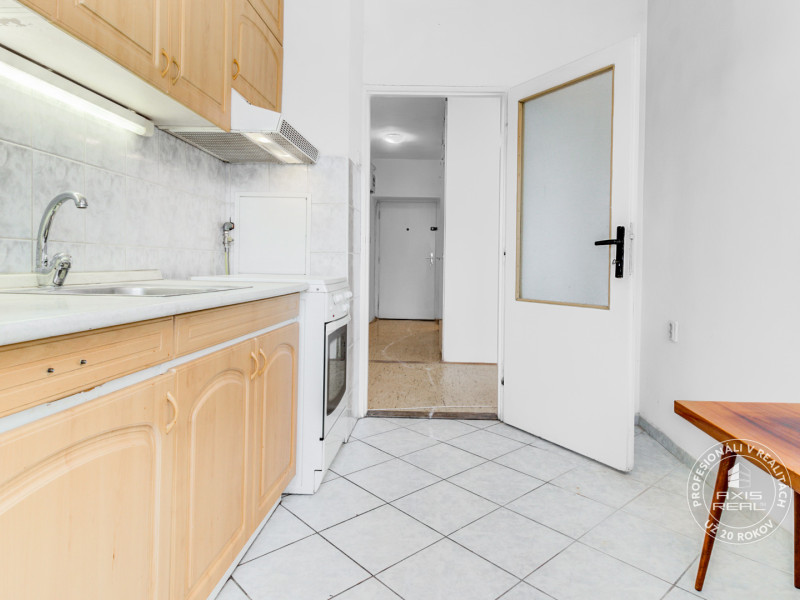  3-room apartment on Castle Hill, in original condition