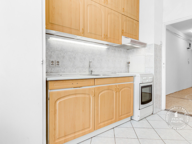  3-room apartment on Castle Hill, in original condition