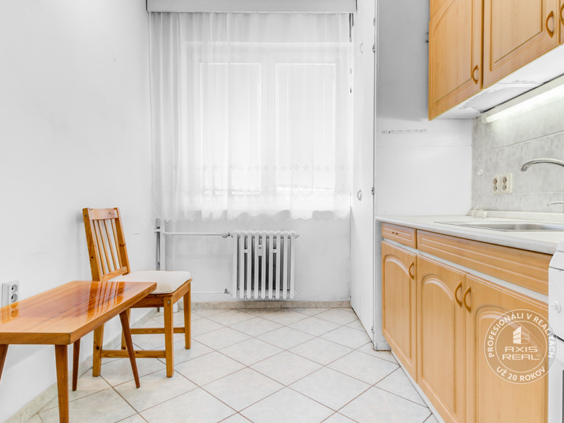  3-room apartment on Castle Hill, in original condition