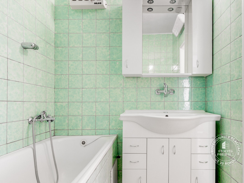  3-room apartment on Castle Hill, in original condition