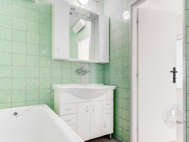 3-room apartment on Castle Hill, in original condition