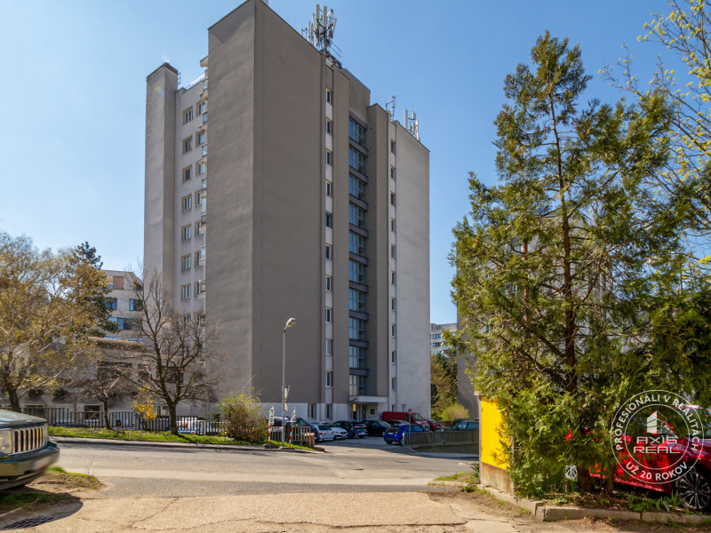  3-room apartment on Castle Hill, in original condition