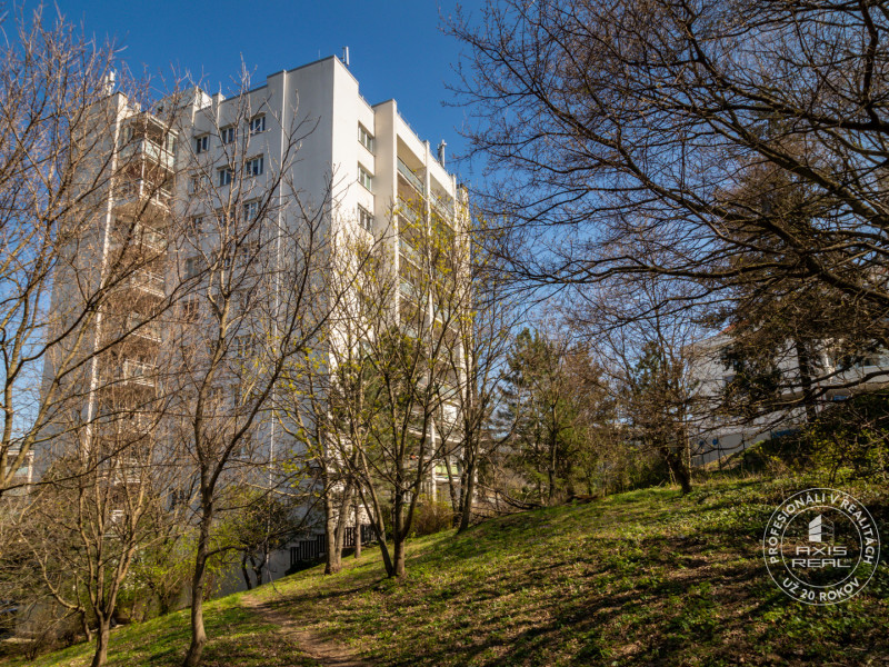  3-room apartment on Castle Hill, in original condition