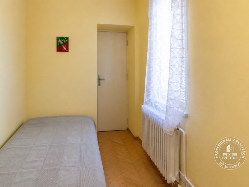  Výnimočný veľký 3i byt v pôvodnom stave na Kolibe s garážu