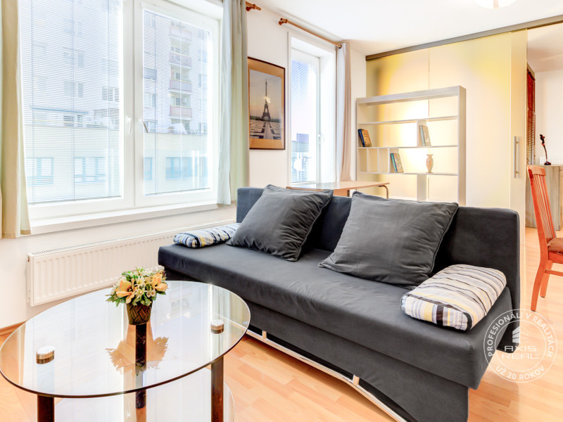  Sunny 2-room Apartment with a LOGGIA and PRIVATE GARDEN