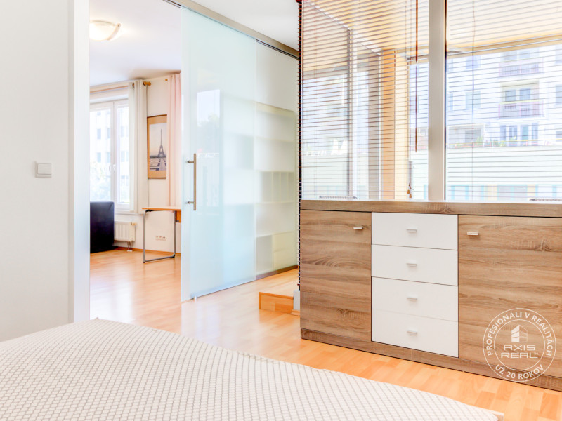 Sunny 2-room Apartment with a LOGGIA and PRIVATE GARDEN
