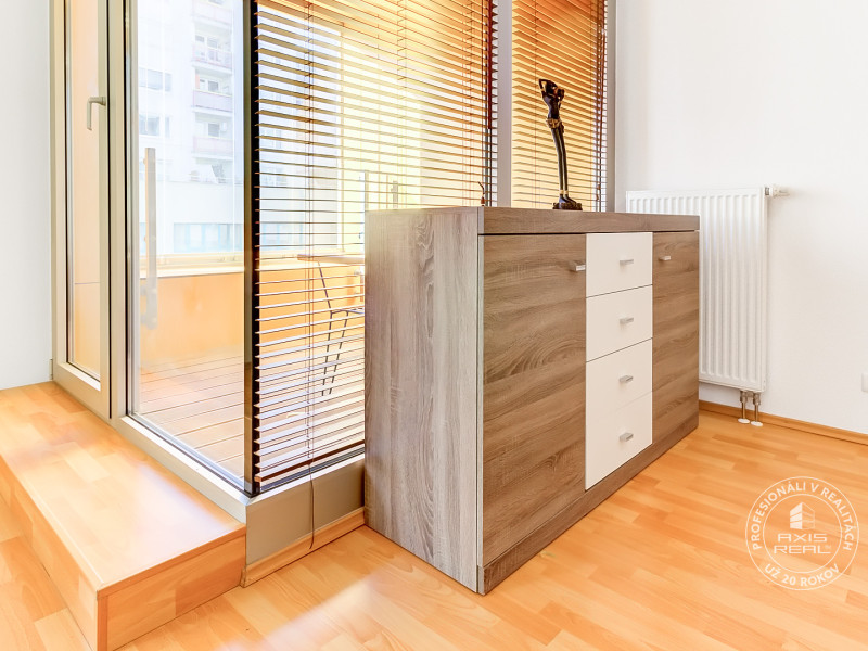 Sunny 2-room Apartment with a LOGGIA and PRIVATE GARDEN
