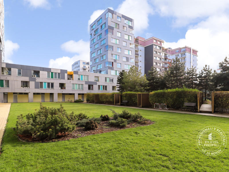  Sunny 2-room Apartment with a LOGGIA and PRIVATE GARDEN