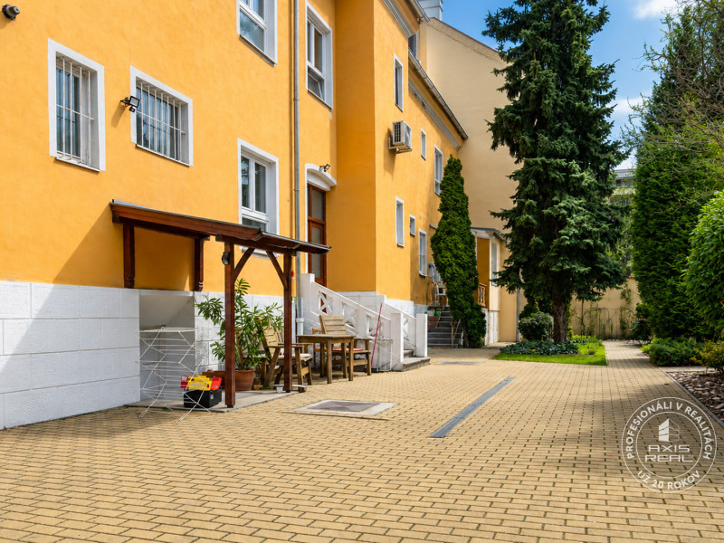 STUDIO WITH OWN ENTRANCE and COMMON BACKYARD, OLD TOWN, LAZARETSKÁ Str