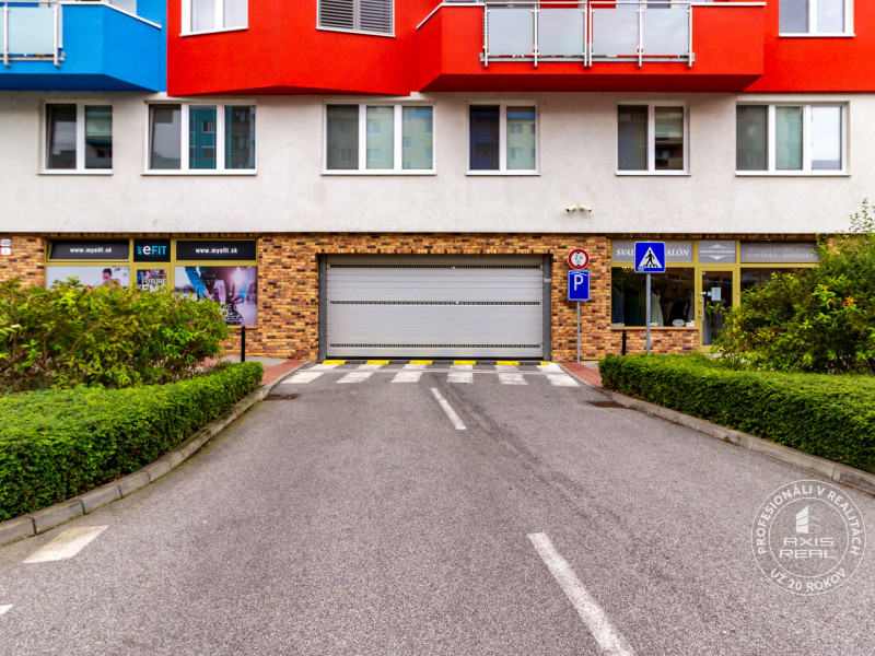  UZAMYKATEĽNÁ GARÁŽ 20m2 v NOVOSTAVBE Vodotika, Lužná ul.