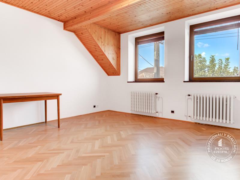  2-podlažný rodinný dom, veľká záhrada, garáž - obec Kaplna