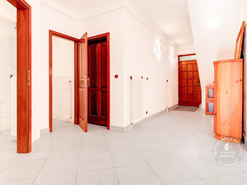  2-podlažný rodinný dom, veľká záhrada, garáž - obec Kaplna