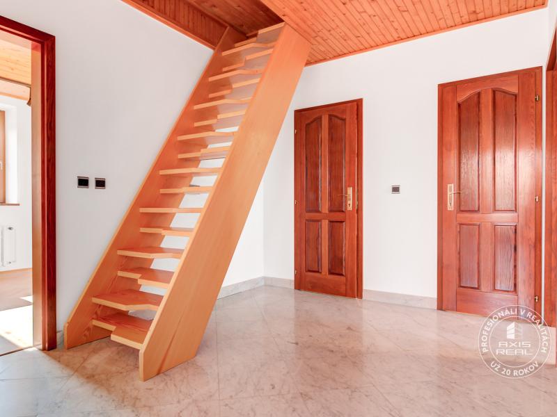  2-podlažný rodinný dom, veľká záhrada, garáž - obec Kaplna
