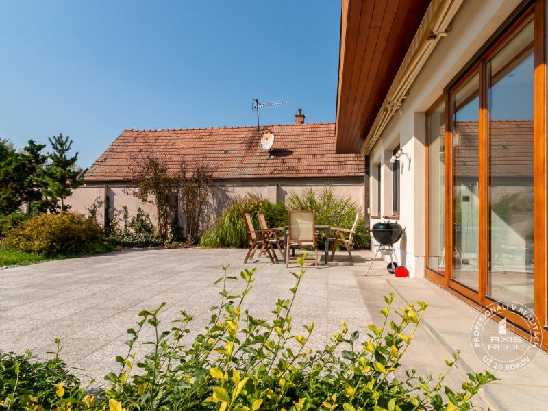  2-podlažný rodinný dom, veľká záhrada, garáž - obec Kaplna