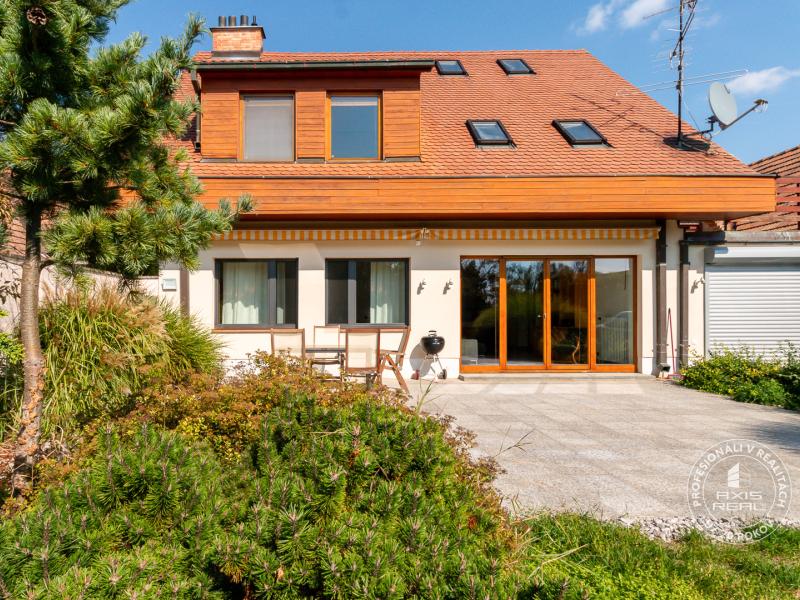  2-podlažný rodinný dom, veľká záhrada, garáž - obec Kaplna
