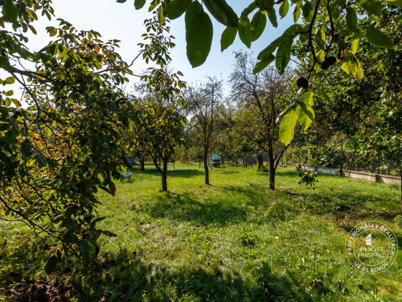  2-podlažný rodinný dom, veľká záhrada, garáž - obec Kaplna