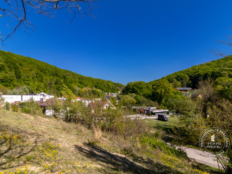  Pekný stavebný pozemok (859 m2) v Marianke