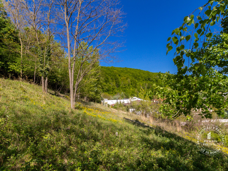  Pekný stavebný pozemok (859 m2) v Marianke