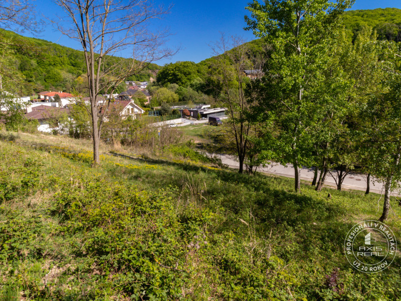  Pekný stavebný pozemok (859 m2) v Marianke