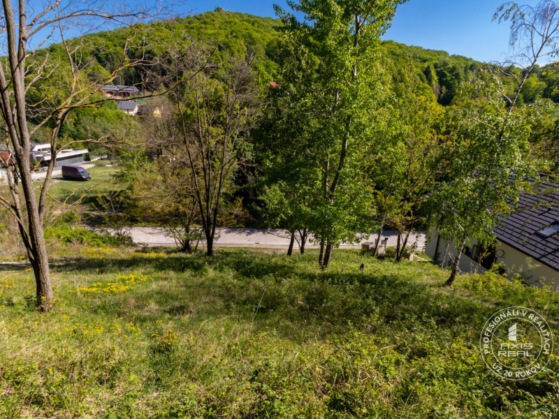  Pekný stavebný pozemok (859 m2) v Marianke