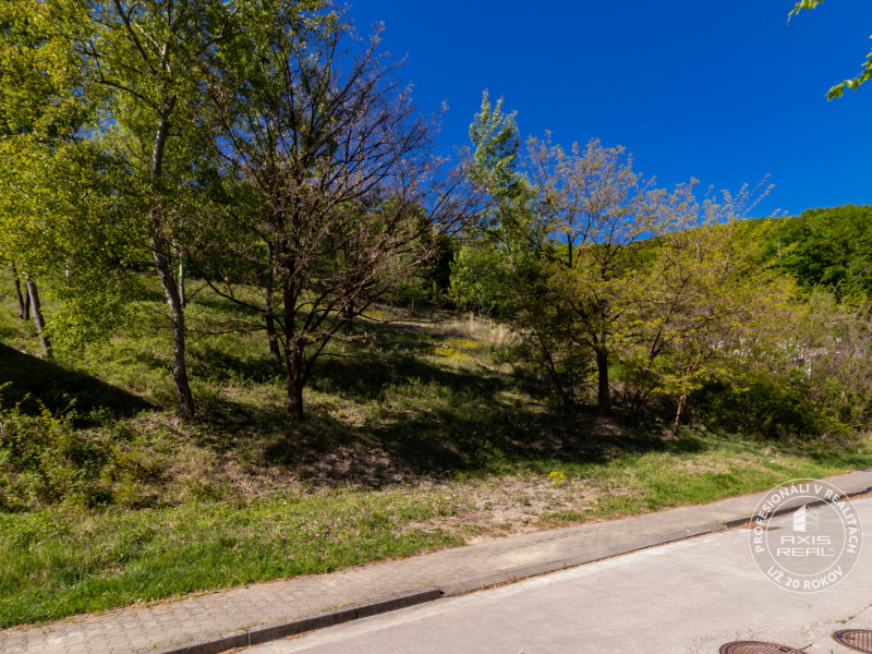  Pekný stavebný pozemok (859 m2) v Marianke