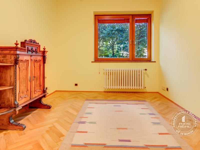  Veľký 2-podlažný rodinný dom, veľká záhrada, garáž, Kaplna