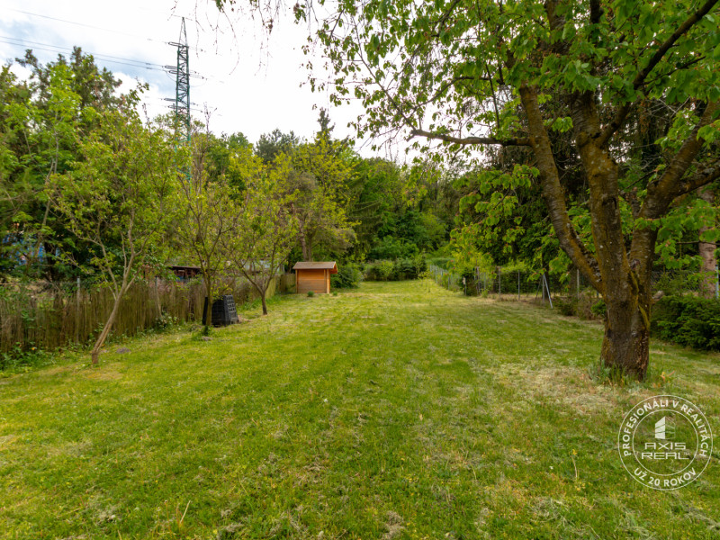  Slnečná záhrada 901 m² s chatkou, Dúbravka – Polianky