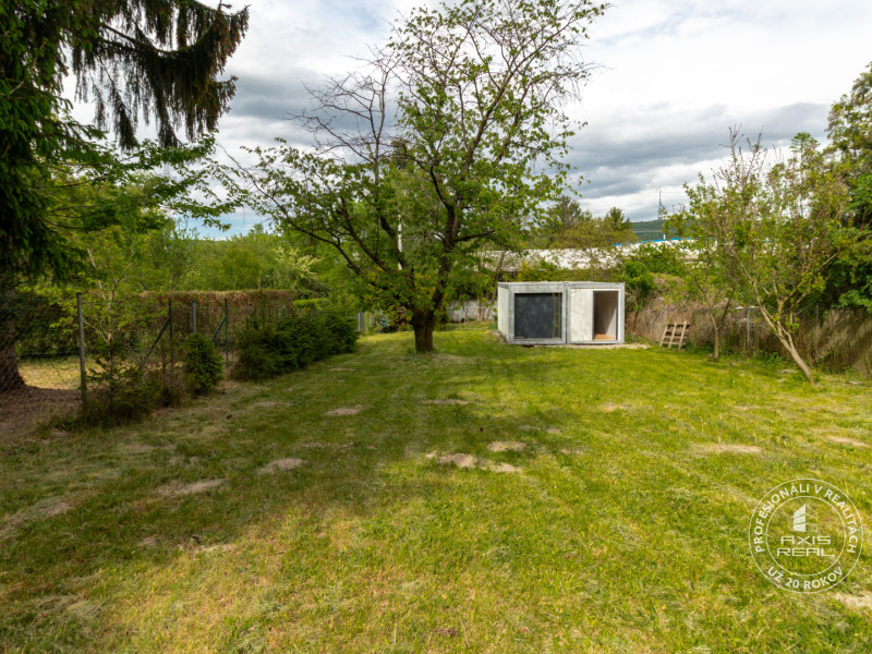  Slnečná záhrada 901 m² s chatkou, Dúbravka – Polianky