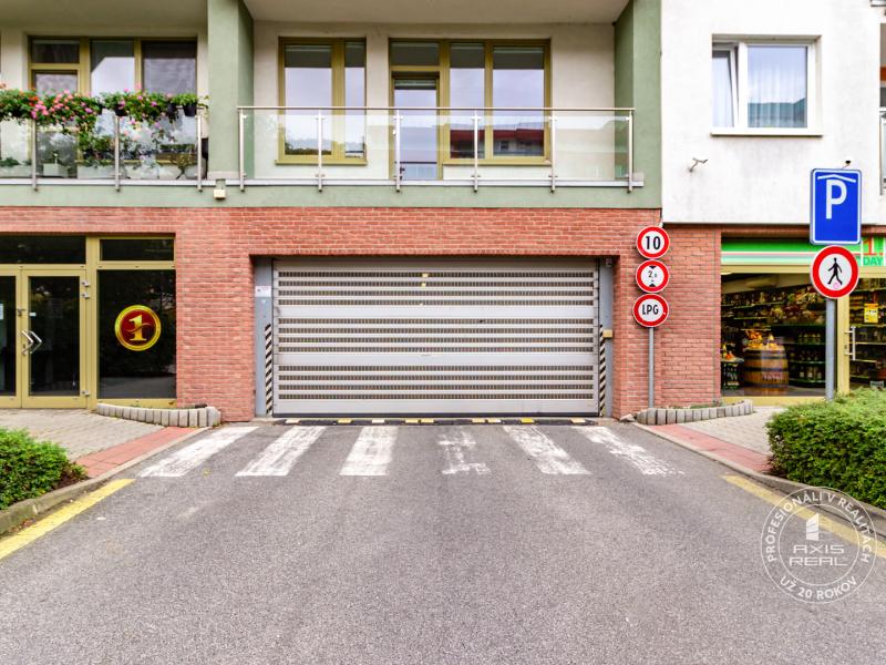  UZAMYKATEĽNÁ GARÁŽ 20m2 v NOVOSTAVBE Vodotika, Lužná ul.