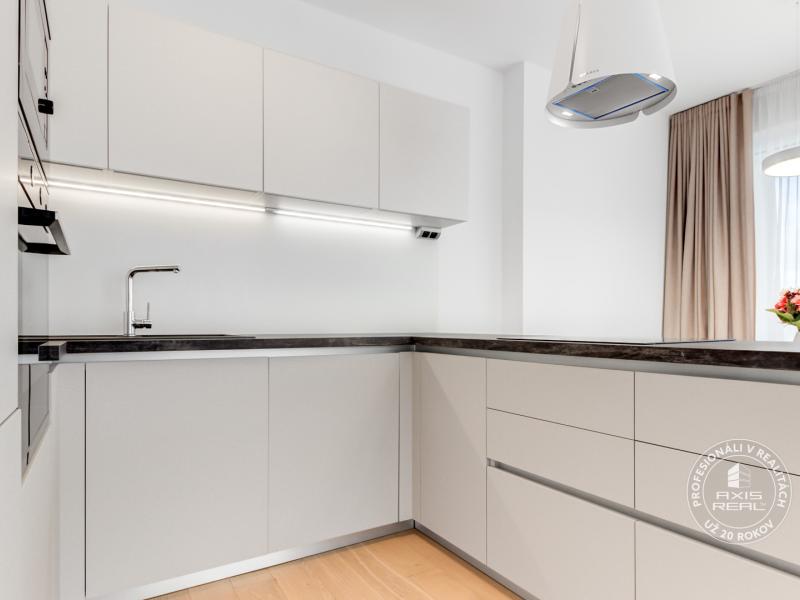   Nový 3-izbový byt s KLIMATIZÁCIOU, BALKÓNOM a PARKOVANÍM