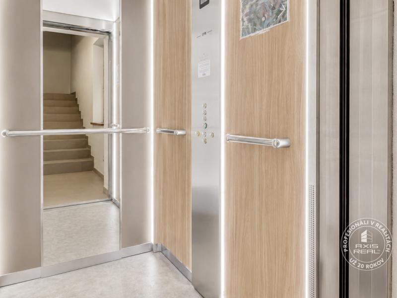  2-room apartment with a PARKING SPACE in the CHOPOK JUH 